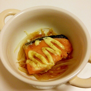 レンジで簡単★鮭と玉ねぎのマヨネーズ焼き風味